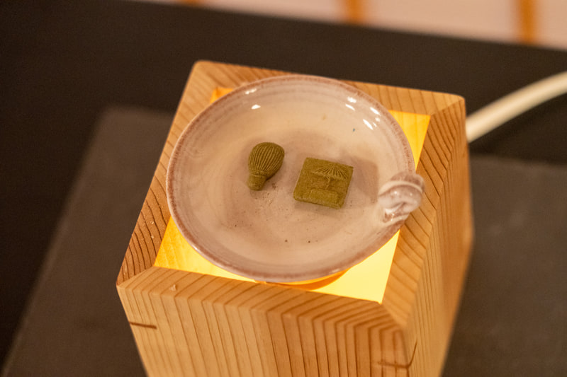 「いとをかし香（こう）」は直接火を点けるのではなく、こうして電気香炉やアロマポットなどで温めて香りを出すタイプのお香