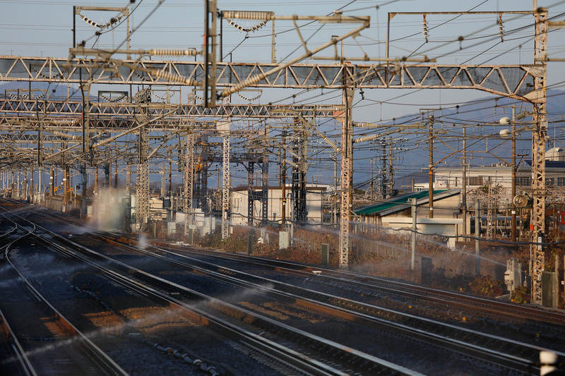 分岐器のところに入り込んだ雪や氷を除去するために、水を噴射させている例。左手奥で、水煙が噴き上がっているのがそれ（東海道新幹線・米原駅）