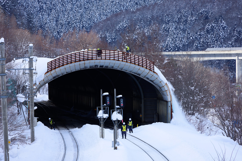 分岐器をスノーシェルターで覆う方法は、石勝線における事例が知られている。しかし、スノーシェルターの上にも雪は積もるから、そちらの雪落としも必要だ