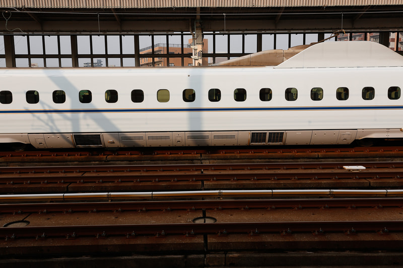 そこで、今の新幹線電車はすべて、床下機器をカバーで覆って平滑化することで、雪の付着を抑制している。在来線でも北海道に同様の事例がある