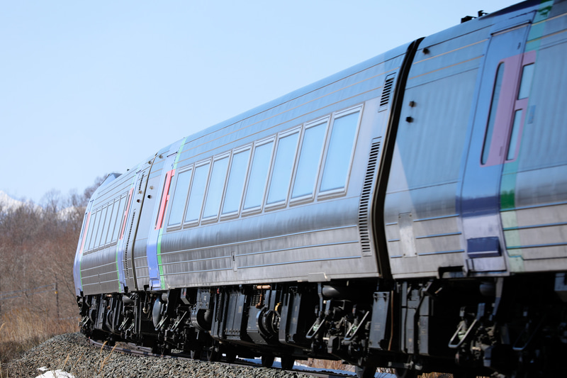 JR北海道では窓ガラスの外側にポリカーボネイト樹脂のパネルを追加して、バラスト飛散時の破損防止策とした。最近の新造車は、これが最初から窓構造に組み込まれている