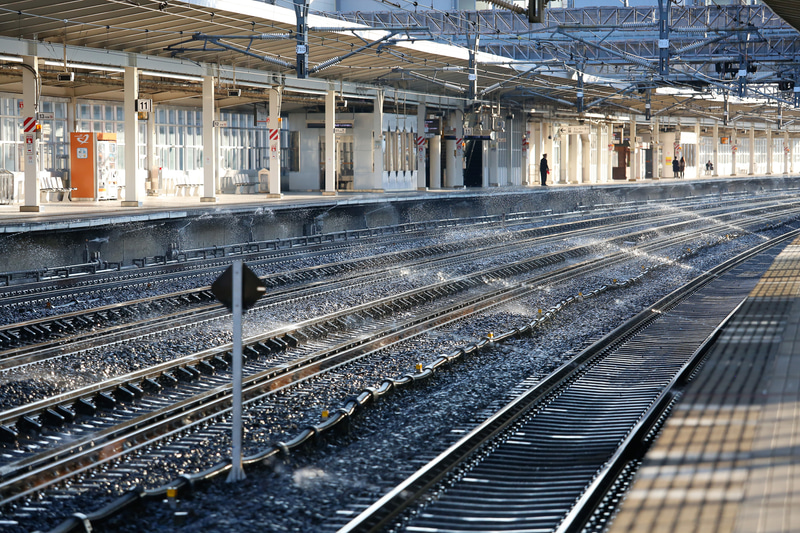米原駅の構内で、スプリンクラーを作動させた状態。雪を溶かすのではなく、“濡れ雪”にするのが目的