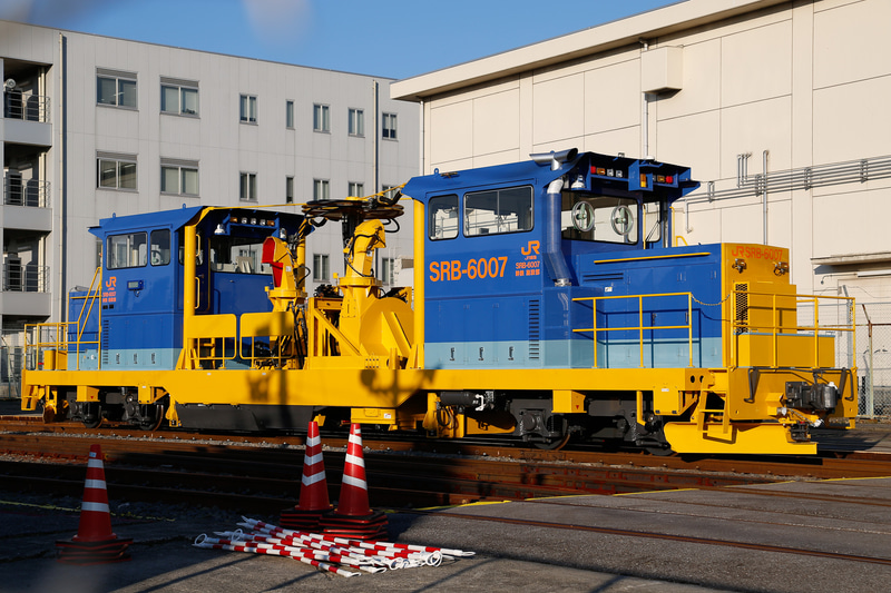 東海道新幹線の米原保線所に配備されているロータリーブラシ車。中央の床下に回転式のブラシが付いていて、それが跳ね上げた雪を上部のダクトから排出する（敷地外から撮影）