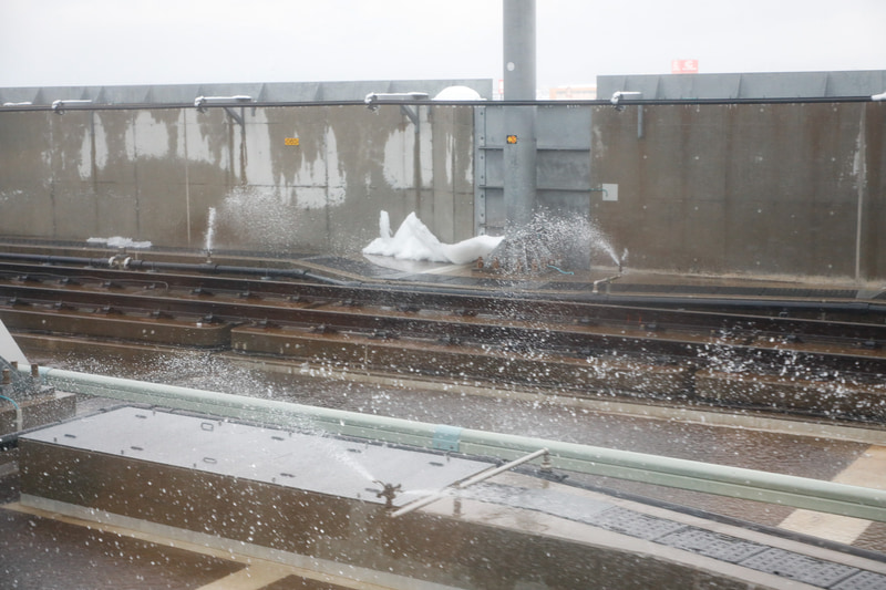 新青森駅の構内における散水消雪の例。土路盤とバラスト軌道では、こうはいかない。なお、北海道新幹線では凍結の懸念があるため、散水消雪は用いられない