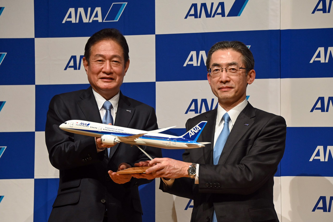 ANAは、代表取締役社長交代に伴い、現社長の平子裕志氏（右）と新社長の井上慎一氏（左）が臨席した記者会見を実施した（写真提供：ANA）