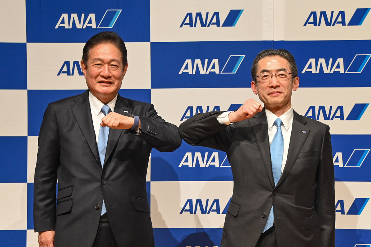 現社長の平子裕志氏（右）と新社長の井上慎一氏（左）（写真提供：ANA）