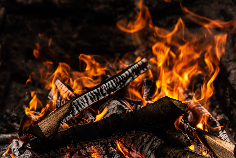 敷地の中央にはキャンプファイヤーができるファイヤーピットを設置