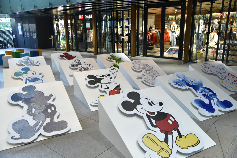 ディズニーのトップアーティストが描いたアイコニックなミッキーマウスが「ユニクロ原宿」に大集結