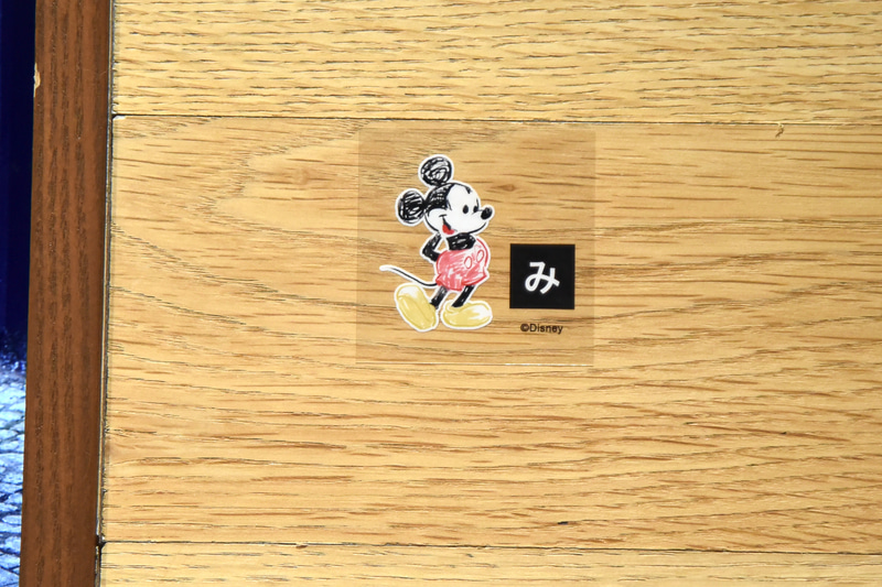 店内に隠されたミッキーアイコンと文字を探そう