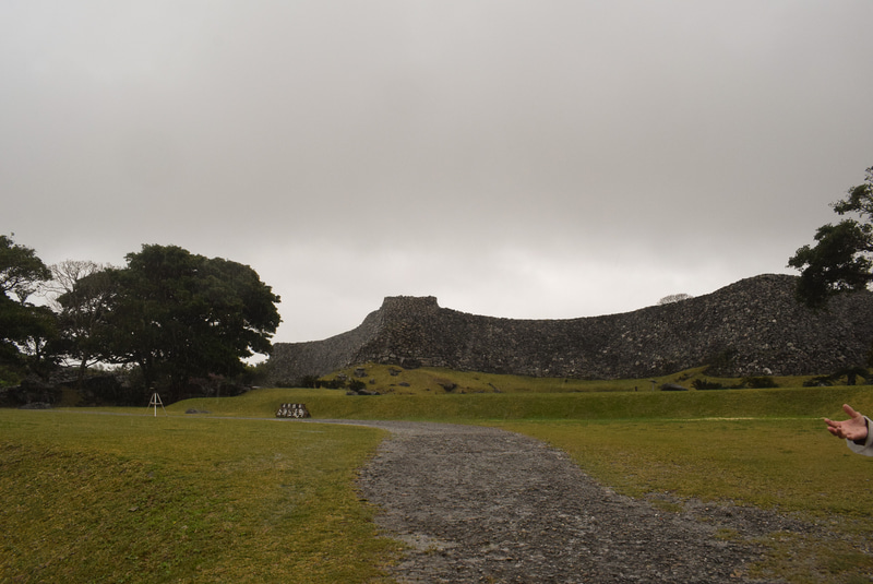 今帰仁城跡。石垣が力強く広がる