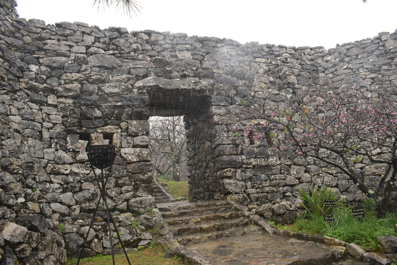城の入口「平郎門」。石垣に使われているのは古期石灰岩で硬くて割れにくいのが特徴。ちなみにほかのグスクでは白い琉球石灰岩が使われているところが多い