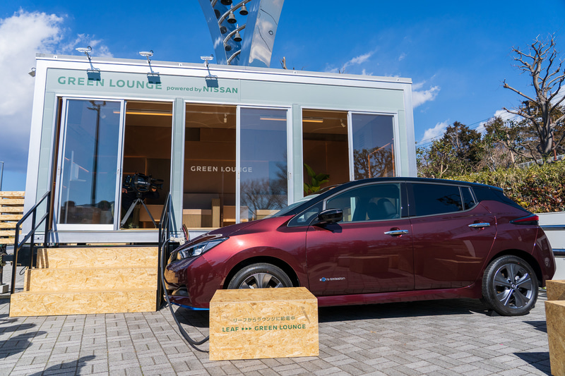 写真にある日産リーフは展示車で、一般の人のクルマをこの位置に駐車することはできない