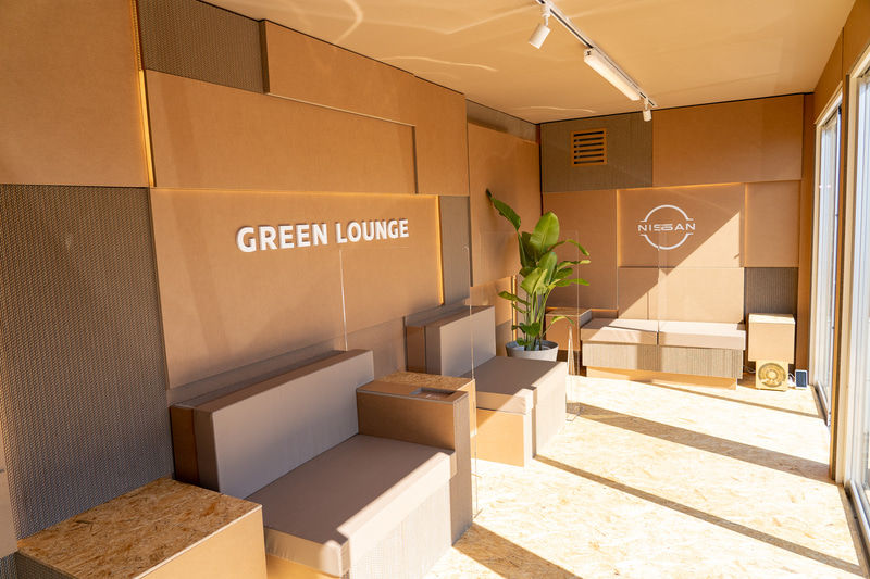 内装は段ボールで作られた家具をインテリアとして使用している