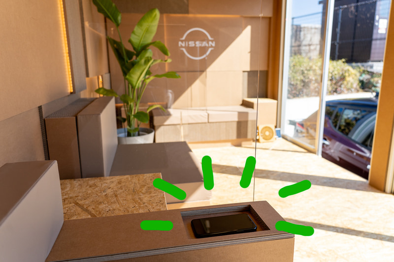 日産リーフからの給電でスマートフォンを充電できる「やすらぐほど充電できる椅子」