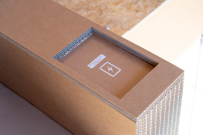 椅子の横にあるスマートフォン置き場