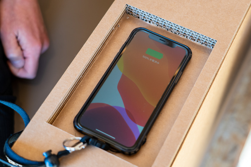 椅子に座ると充電がスタート（ワイヤレス充電対応のスマホに限る）