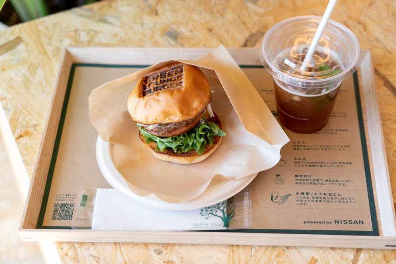 バーガーは「GREEN LOUNGE BURGER」の焼印入り