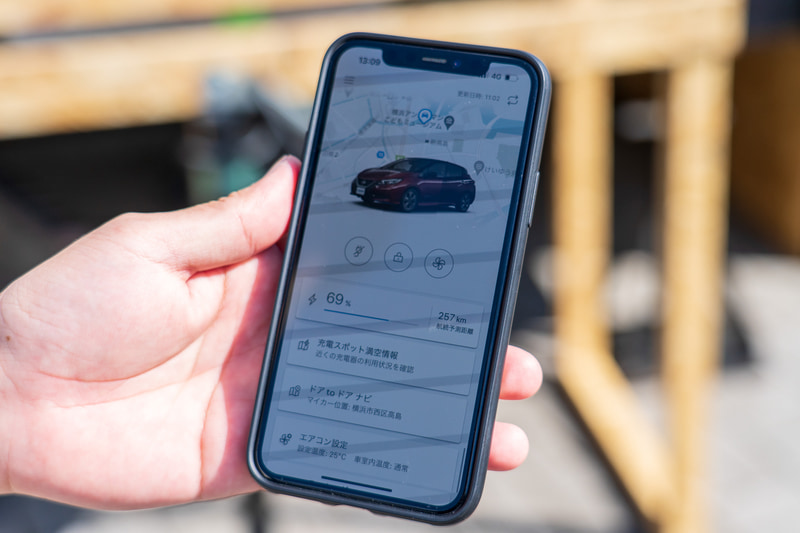 サービスを受けるには、このような各メーカーの専用EVアプリを見せるだけ。アプリを入れていない場合は鍵と自身のクルマの車種を伝える