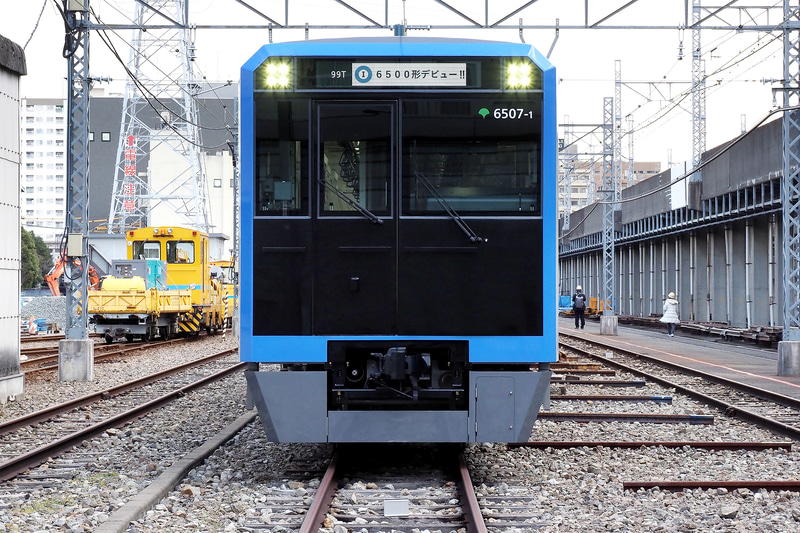 先頭車両は引き締まったブラックに都営三田線のラインカラーが囲むデザイン