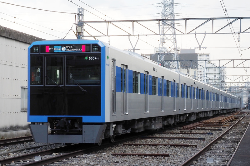 尾灯は行先表示器の両脇に配される