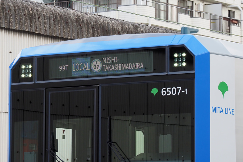 前面行先表示器はフルカラーLED式