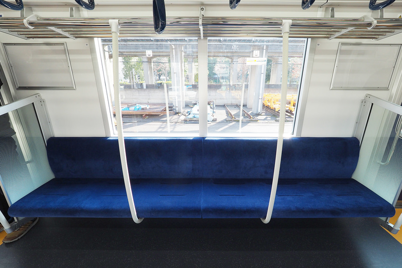 シートは6人がけで、縦手すりにより2人×2人×2人に区切られる