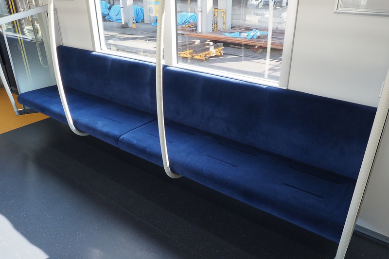 この縦手すりの配置によって座った乗客すべての人が手すりを利用できるようになった