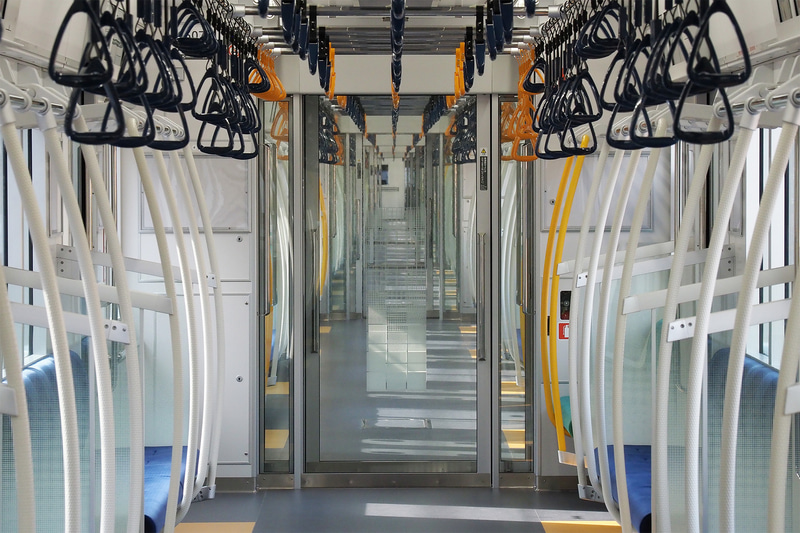 大きなガラス製の貫通扉