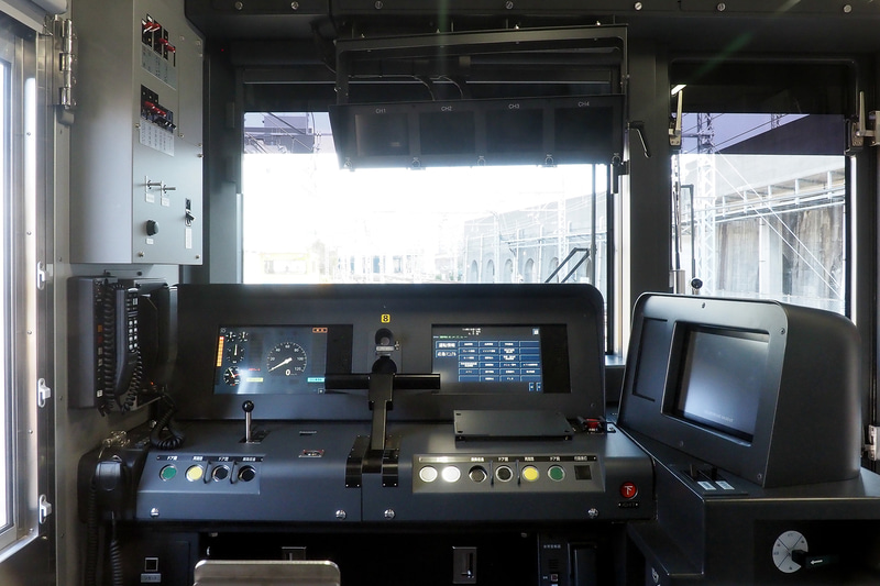 大型のLCDパネルを装備した運転席