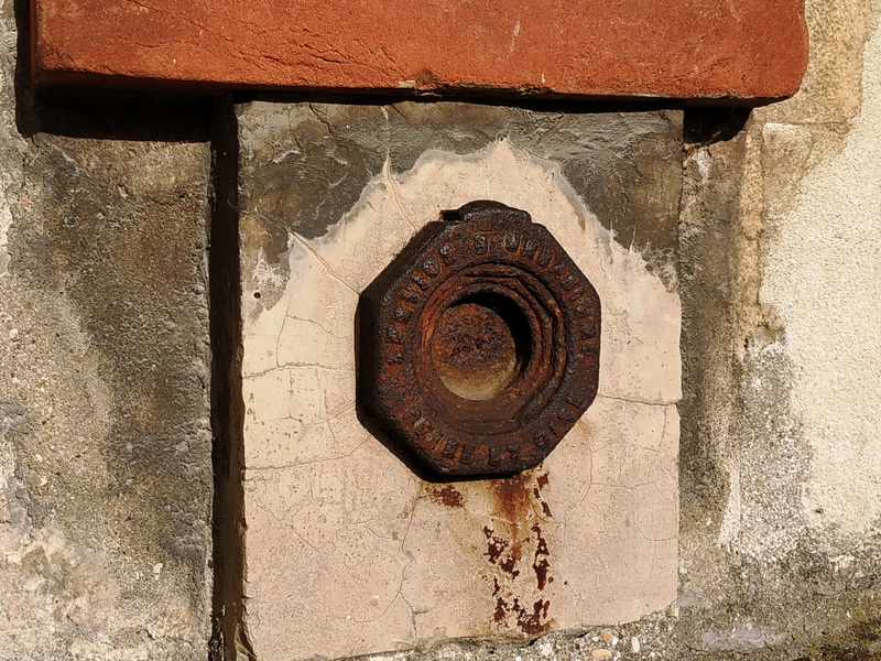 市役所の壁に埋められた、高度を示すマーク