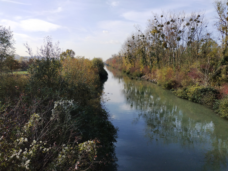 シェル運河に沿って歩いて行きます