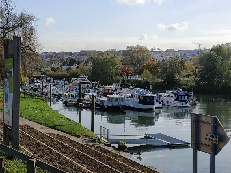 シェル運河に沿って歩いて行きます