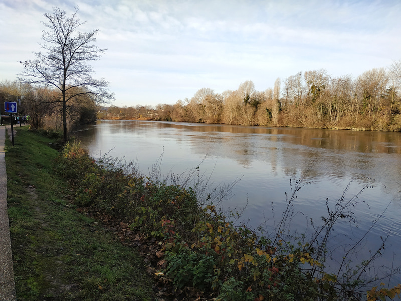 セーヌ川沿いを歩いて行きます