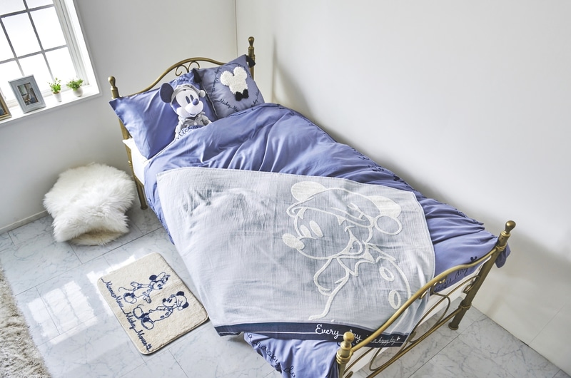 ディズニーはパジャマ姿のミッキーやミニーを描いたベッドまわりのファブリックアイテムを発売する