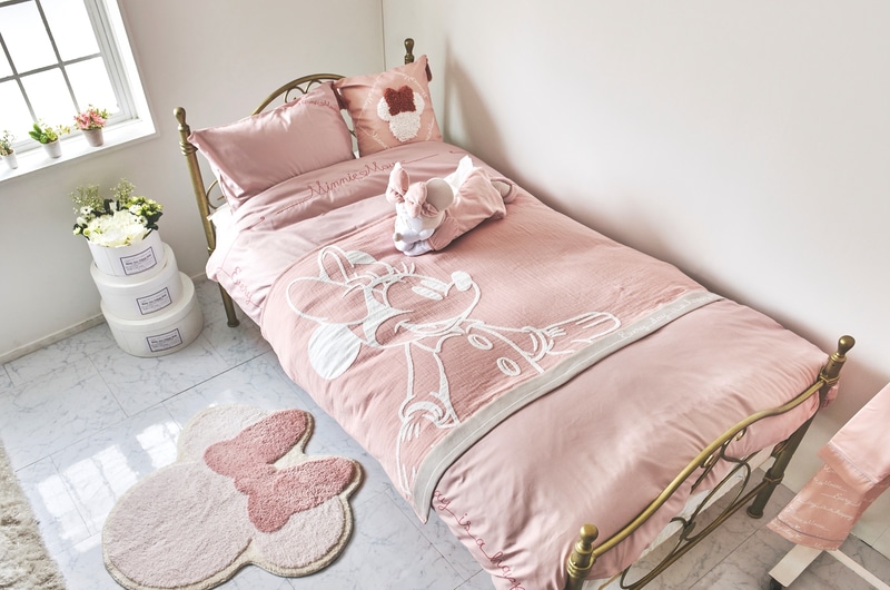 掛け布団カバーやピローケース、抱き枕、ブランケット、折りたたみ式デスクなどを展開