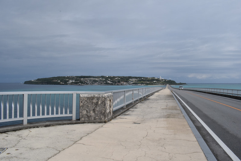 屋我地島からまっすぐ伸びる古宇利大橋。写真奥が古宇利島