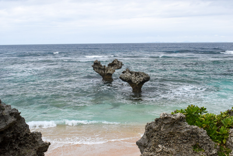 ハート形をした「ハートロック」。写真映えスポットとして有名