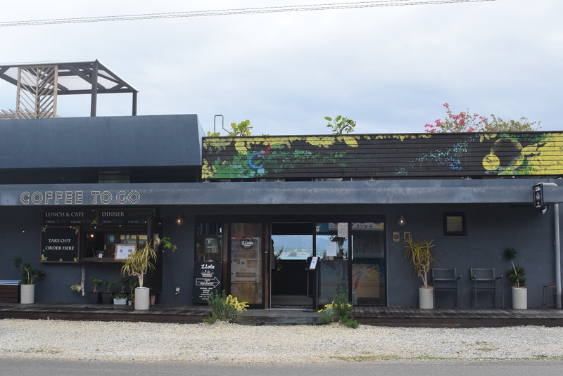 L LOTAの外観。平屋で、屋上席も準備中