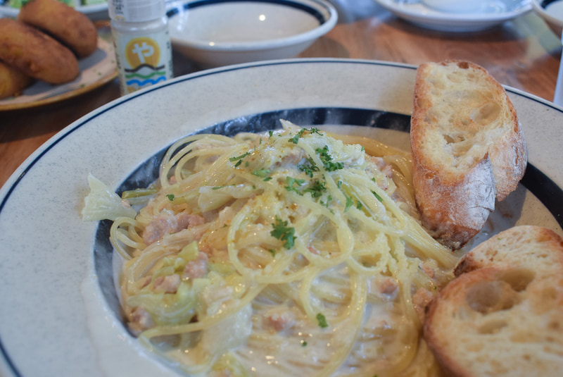 今日のランチパスタは、やんばる若鶏とカブ・キャベツのクリームパスタ（ミニサラダ・バケット付き）