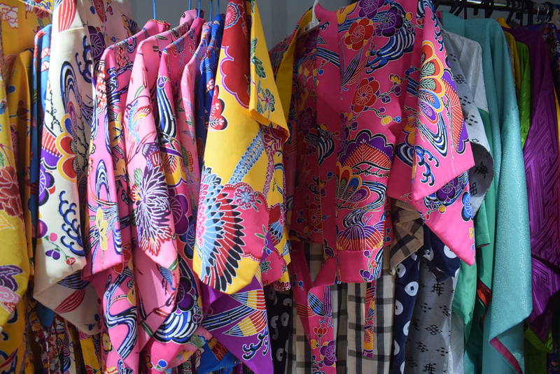 着付け部屋には色とりどりの紅型衣装が並ぶ