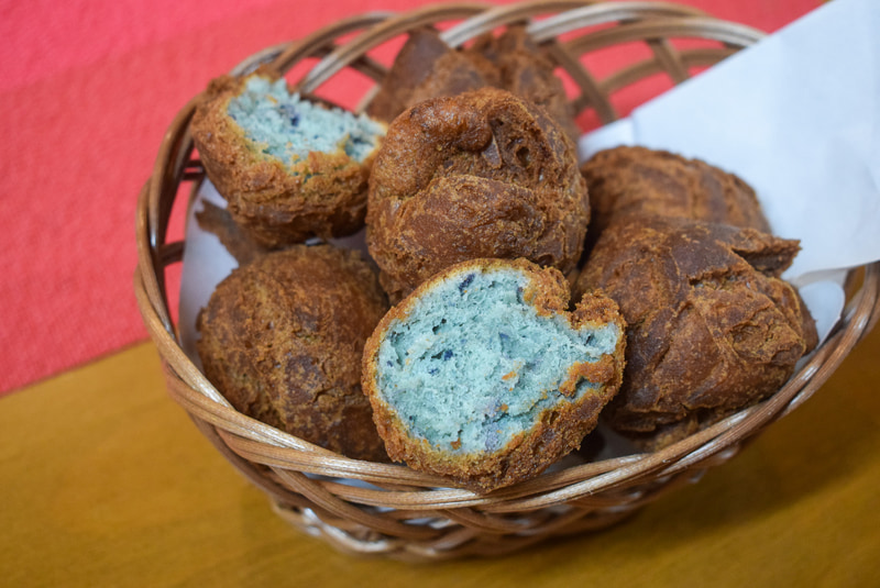 紅芋を使ったサーターアンダギーは、なぜかミント色をしている。不思議！