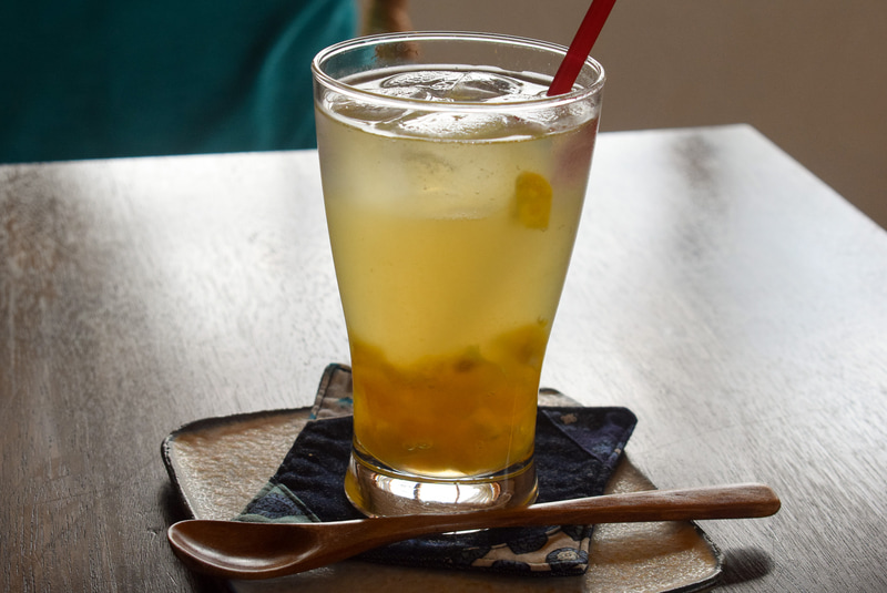 この時期（冬）には熟したシークヮーサー「黄金（くがに）」のジュースが味わえる。夏には青摘みシークヮーサージュースを