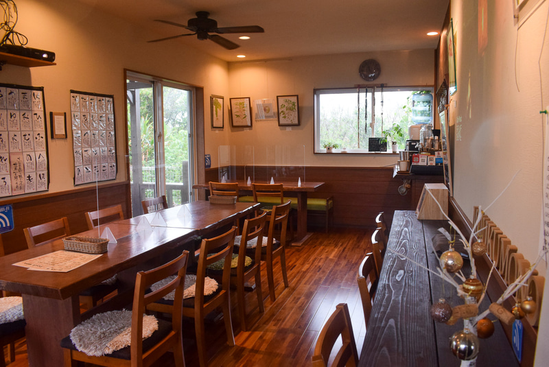 「味熟者」の店内。落ち着いた雰囲気で、個室やテラス席もある