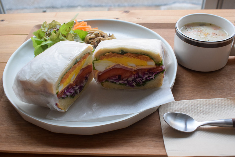 断面が鮮やかなサンドイッチ。スープは4種類から選べる