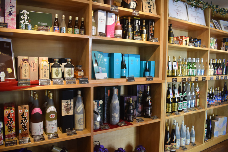 本社の直売所には主力銘柄の泡盛のほか、関連商品、新商品が並ぶ