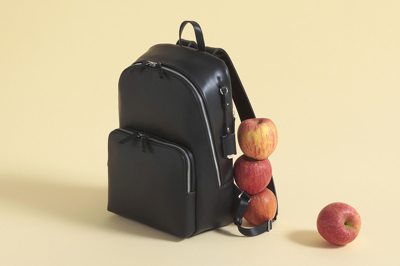 エースは「W＆.Day/Night」からりんごの皮をアップサイクルしたビジネスリュックを発売した