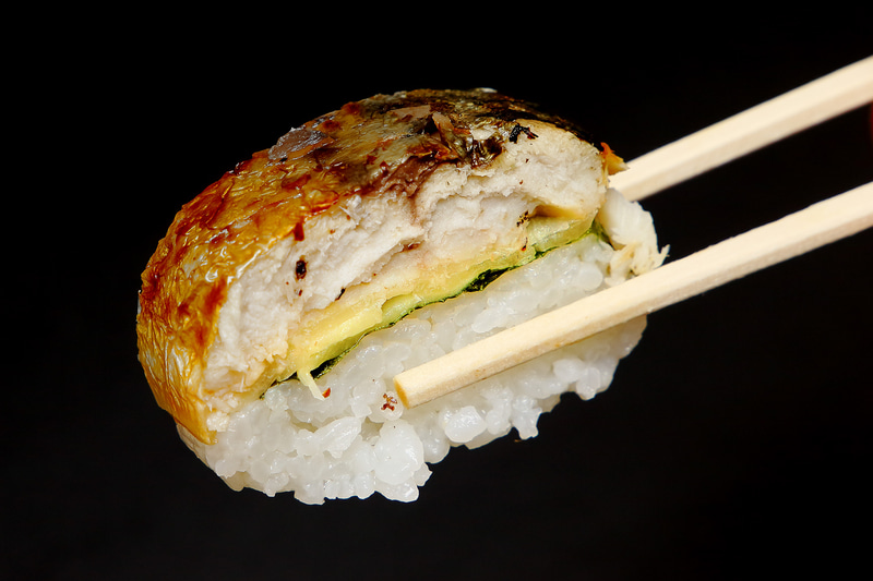 鯖は肉厚で、酢飯との間にはさっぱりとしたガリと大葉が挟んであります