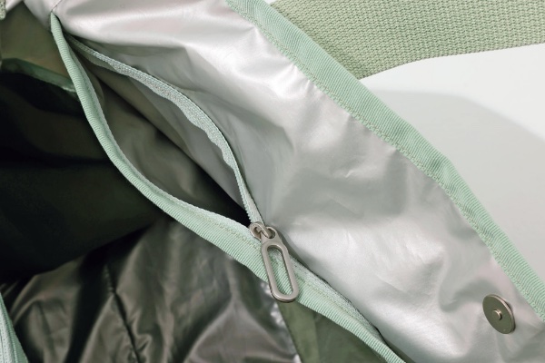 ファスナーつきのインサイドポケットやノートPC用スリーブを搭載する