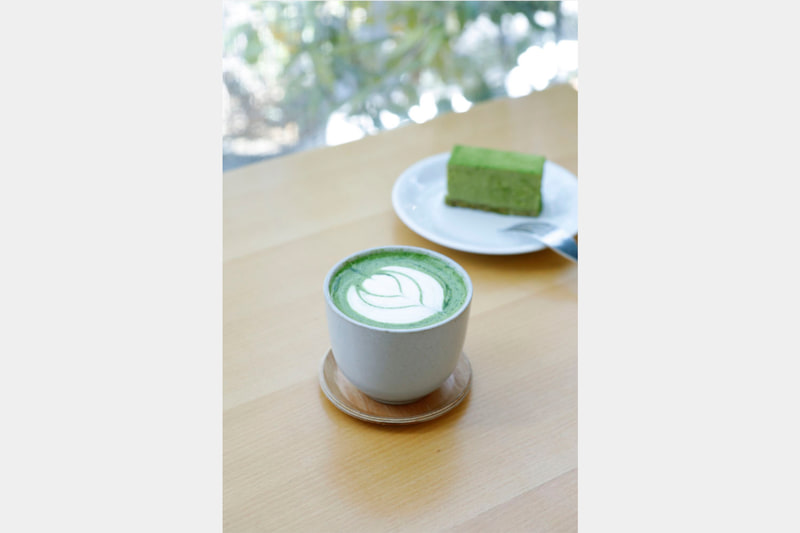 藤枝市の抹茶ラテ（左）、菊川市の緑茶チーズケーキ（右）