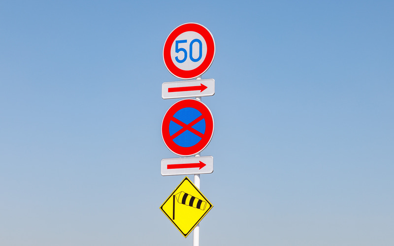 橋上は50km/h制限、駐停車禁止になる